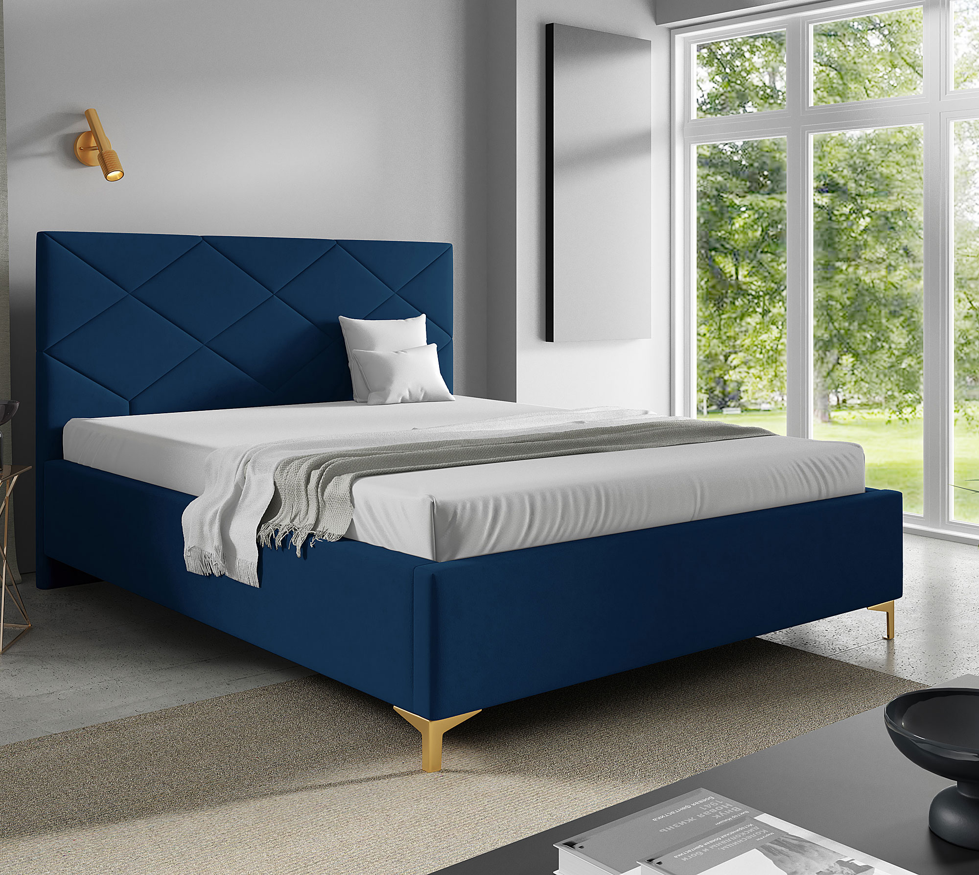 Aranżacja sypialni z granatowym łóżkiem tapicerowanym Tollviano
