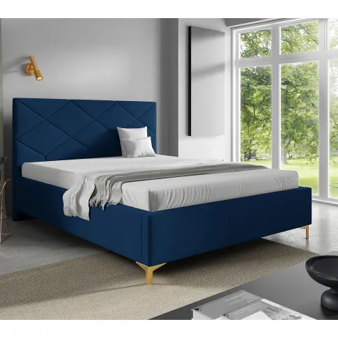 Aranżacja sypialni z granatowym łóżkiem Tollviano