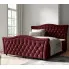 Aranżacja sypialni z bordowym łóżkiem Belvarinne