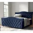 Aranżacja sypialni z granatowym łóżkiem Belvarinne