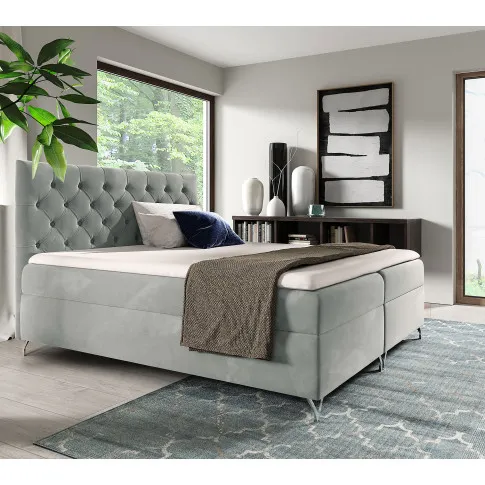 Aranżacja sypialni z jasnoszarym łóżkiem Lunavello