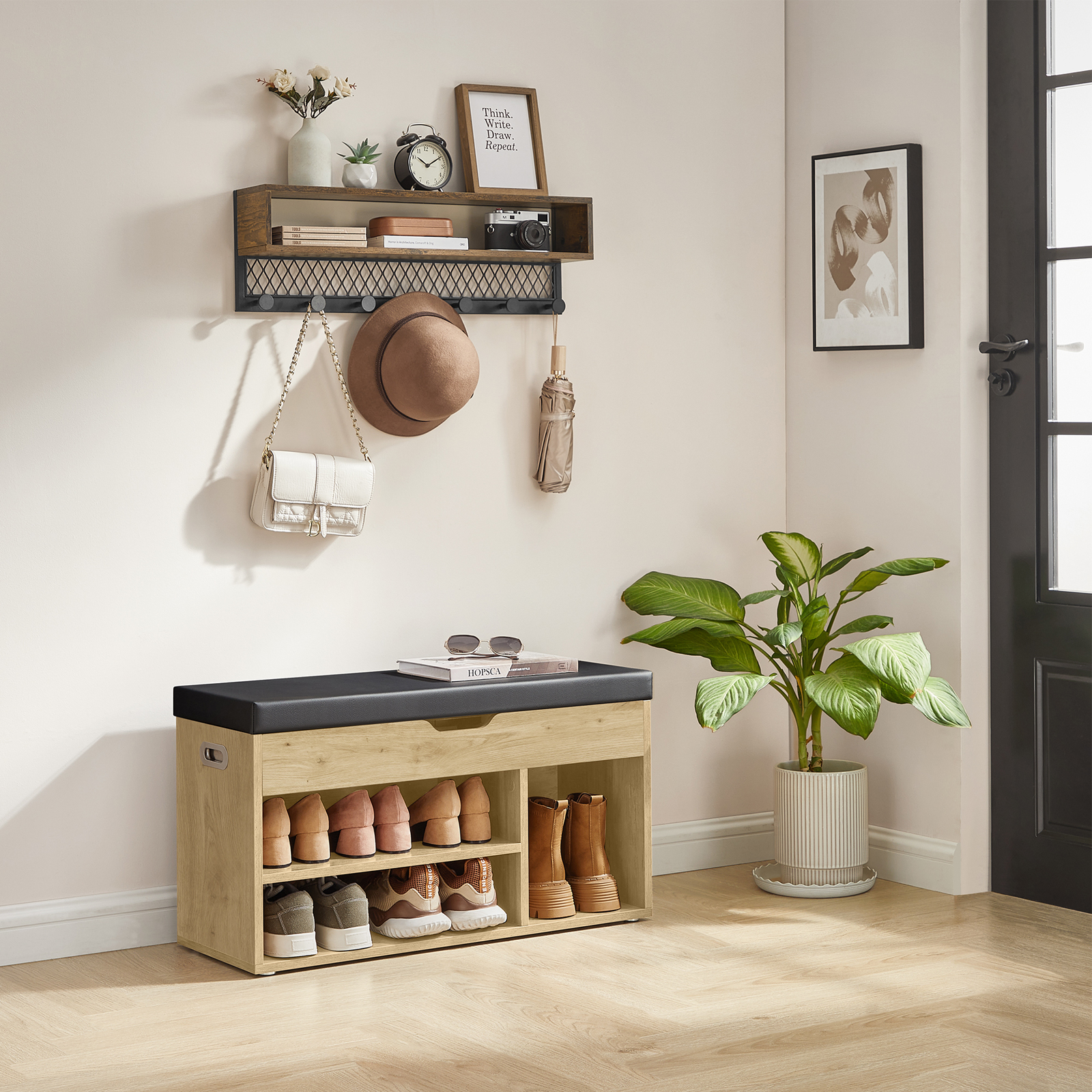 Aranżacja wnętrza z szafką z siedziskiem 