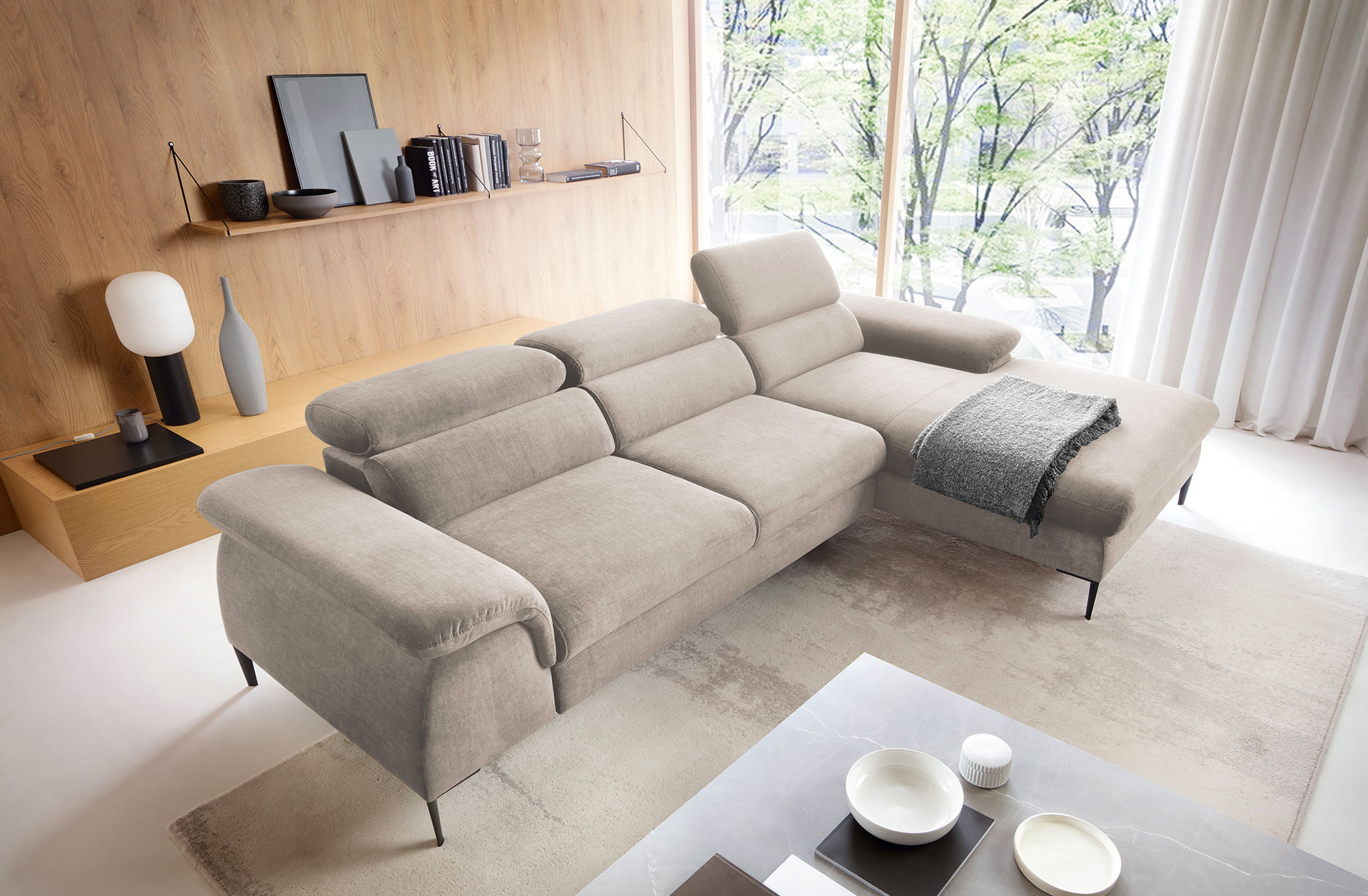 Salon z wykorzystaniem beżowego narożnika z zagłówkami Tregio