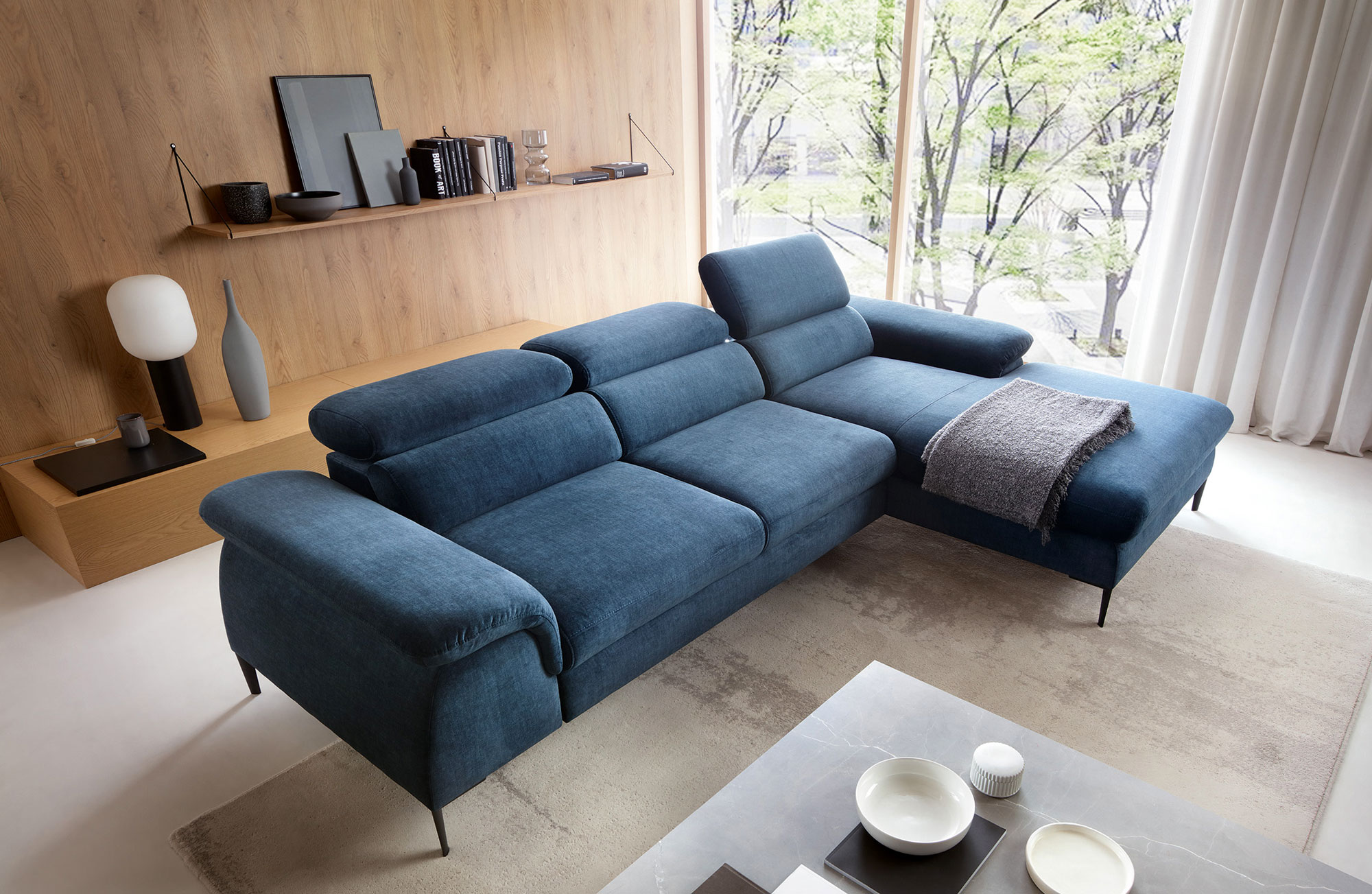 Wnętrze z wykorzystaniem granatowego narożnika z zagłówkami Tregio