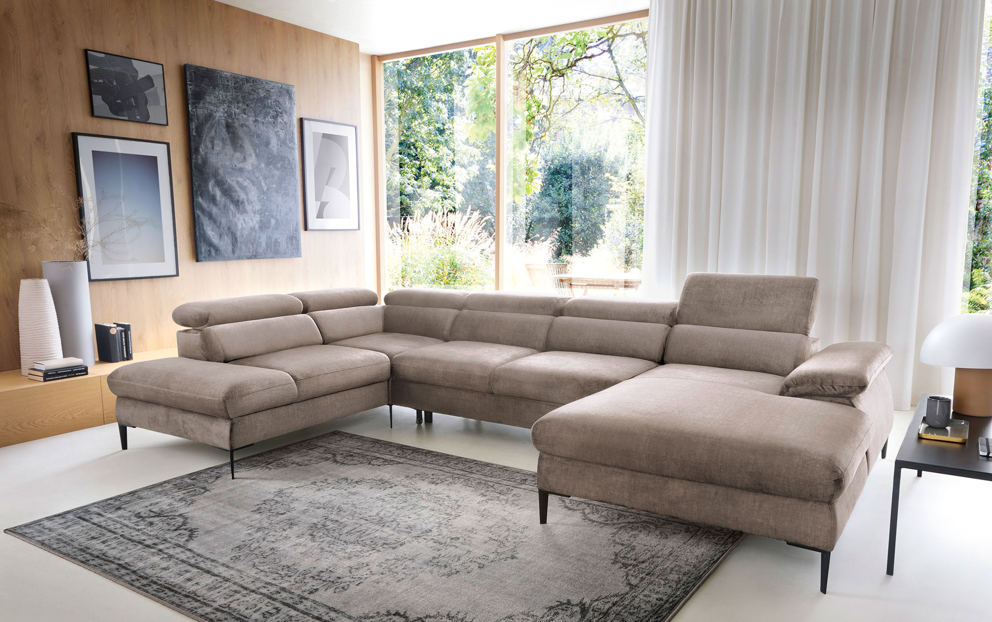 Aranżacja z wykorzystaniem dużego ciemnobeżowego narożnika Perioz