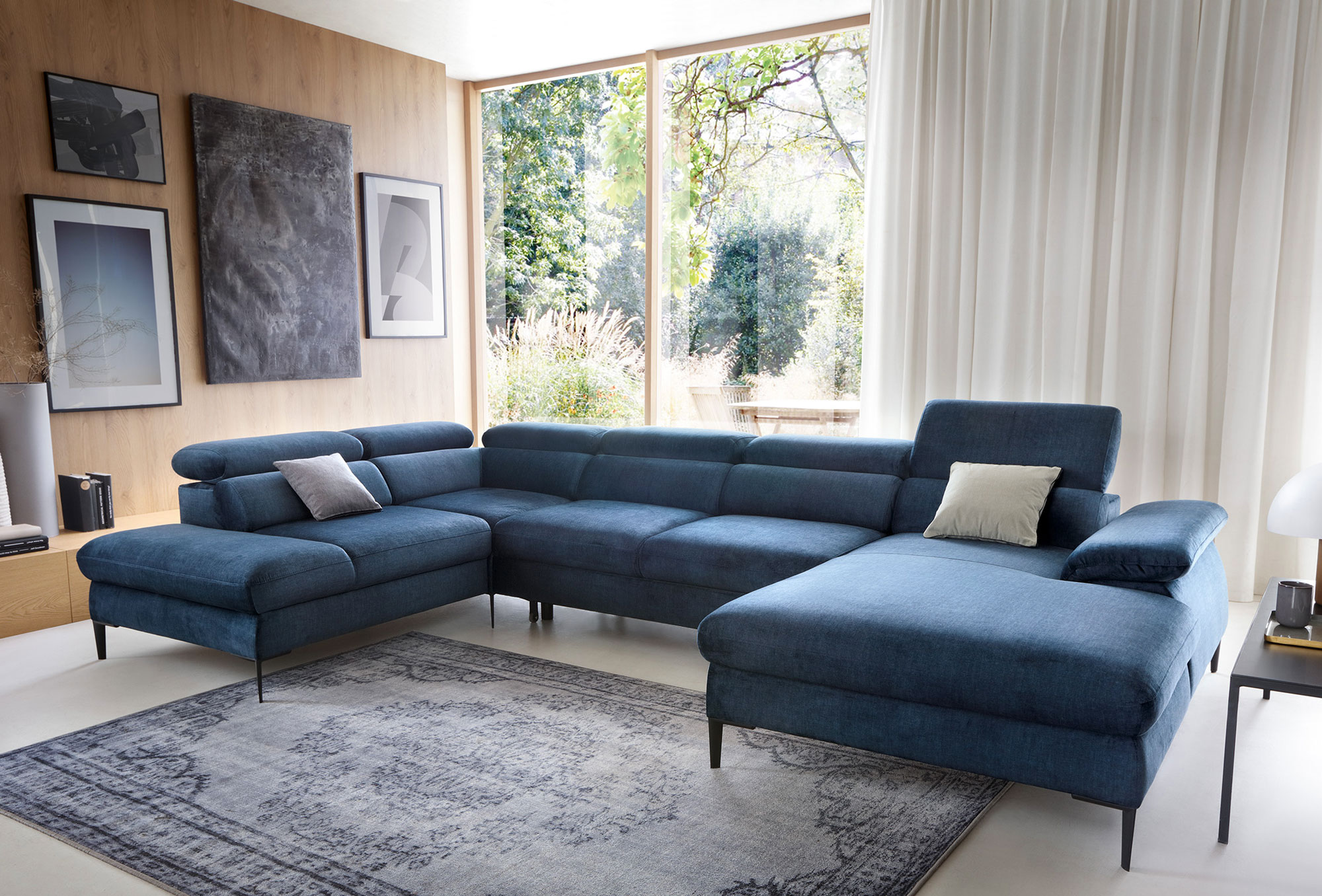 Salon w stylu nowoczesny z granatowym naroznikiem u Perioz