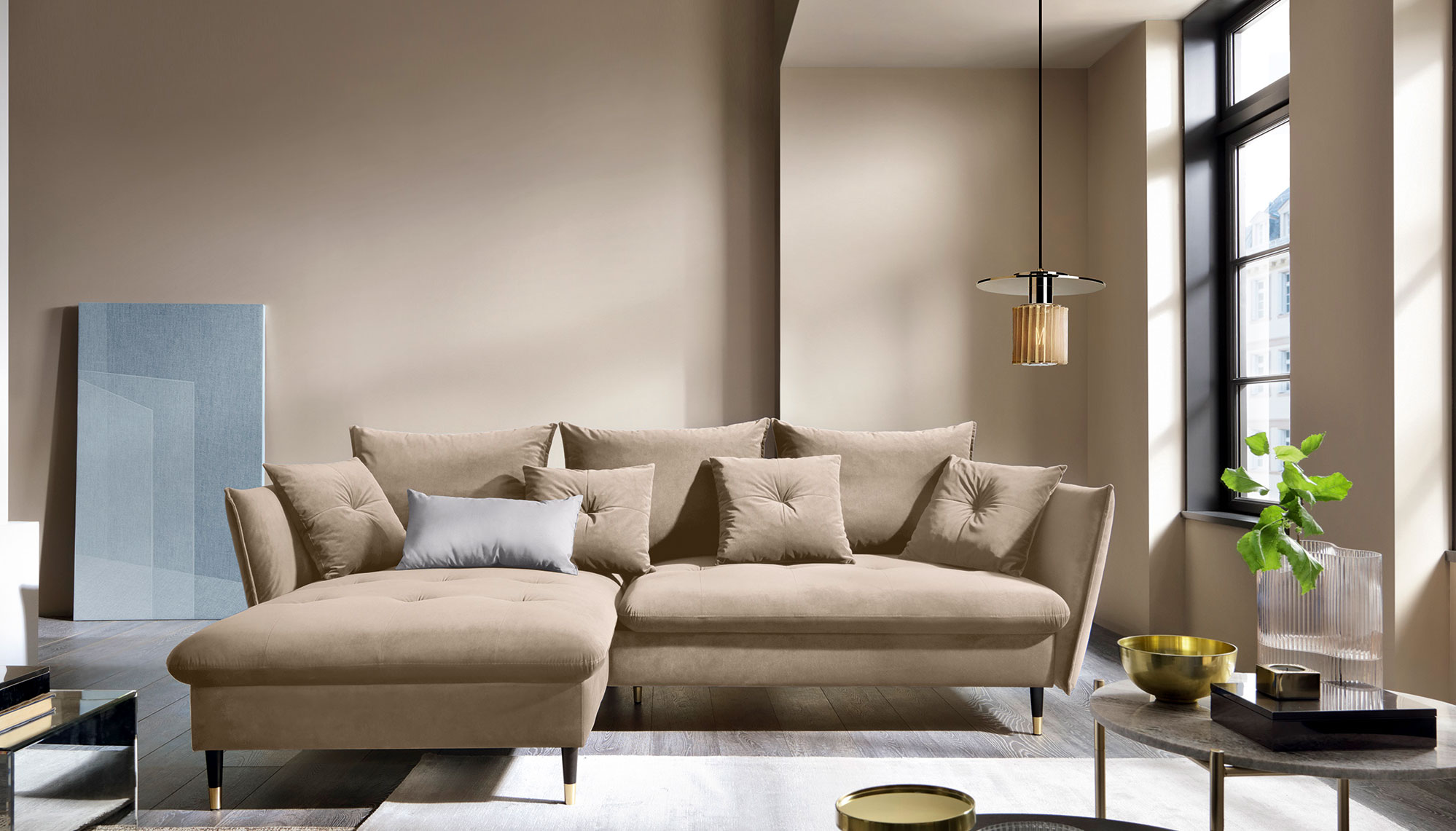 Wnętrze nowoczesne z beżowym narożnikiem welurowym Geriosso