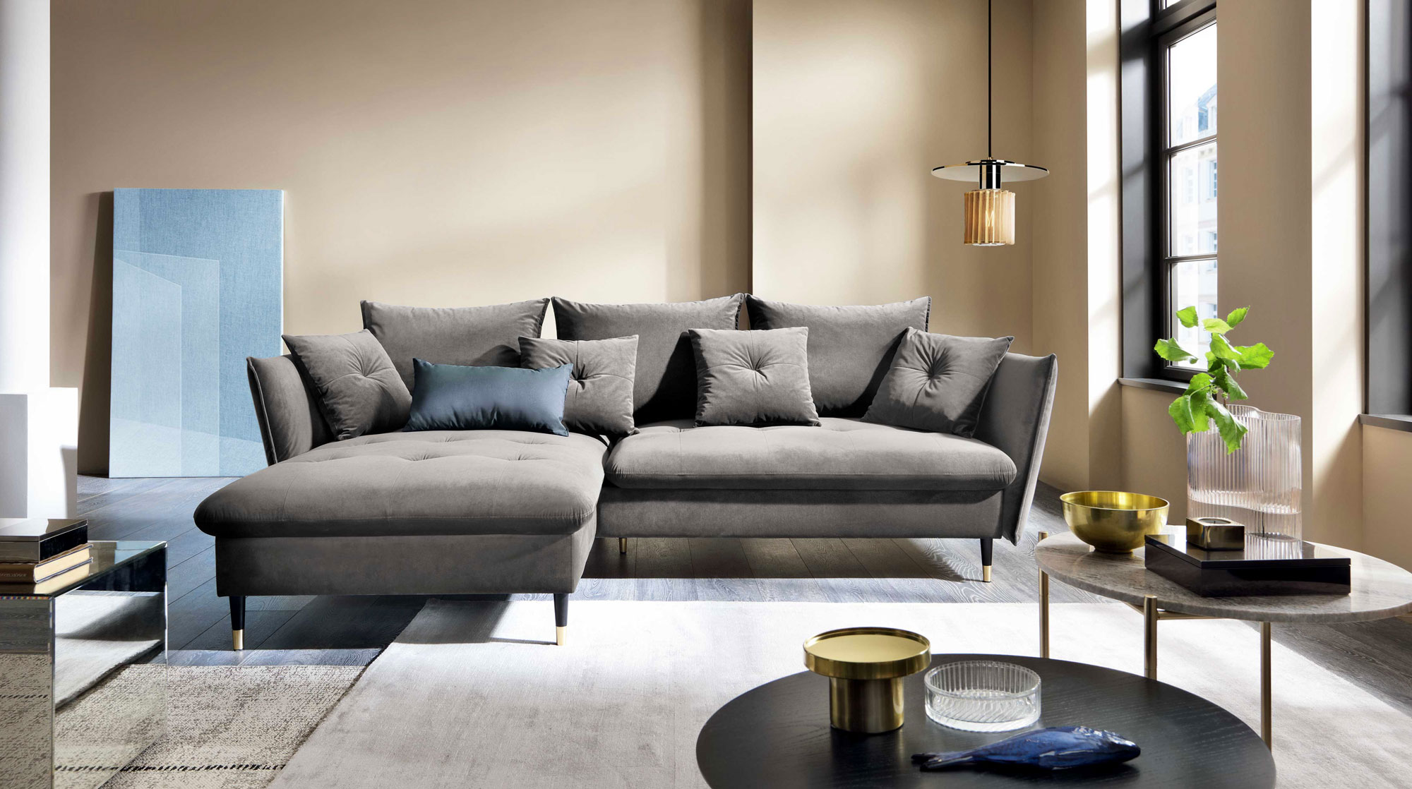 Wizualizacja wnętrza z szarym aksamitnym narożnikiem Geriosso