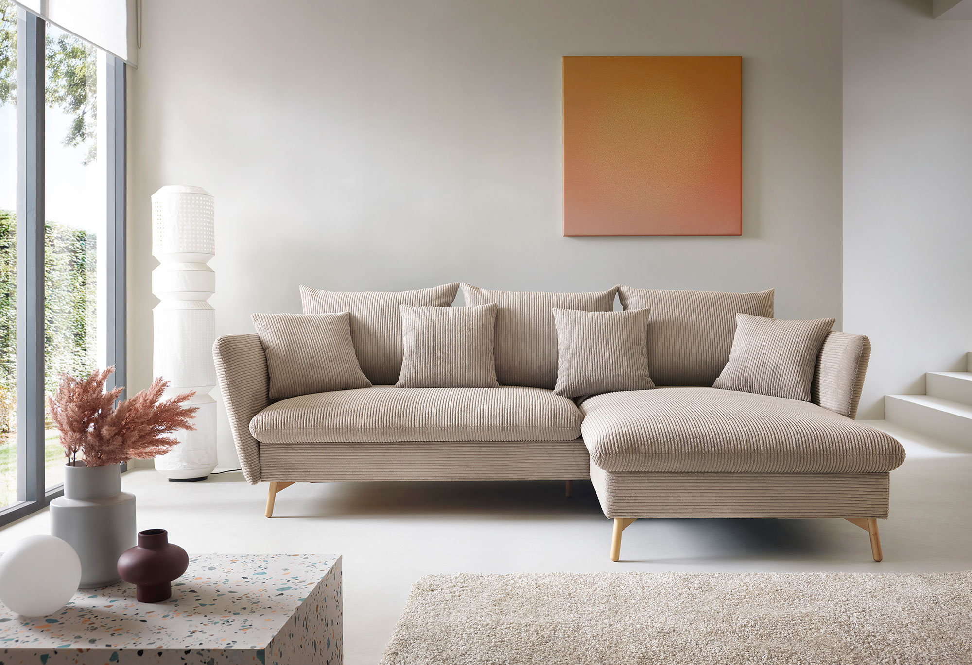 Wnętrze z wykorzytsaniem sztruksowej kanapy narożnej Vettio cappuccino