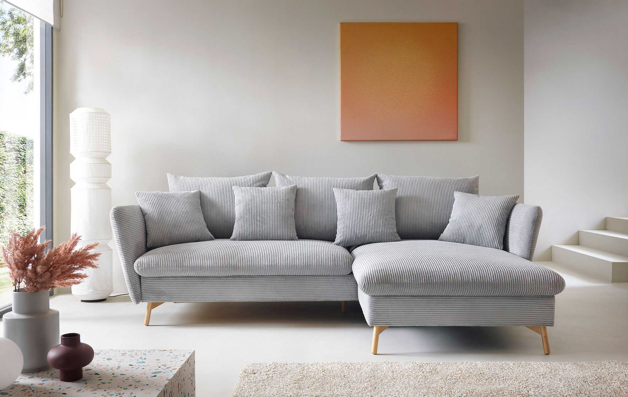 Aranżacja wnętrza z popielatym narożnikiem sztruksowym Vettio