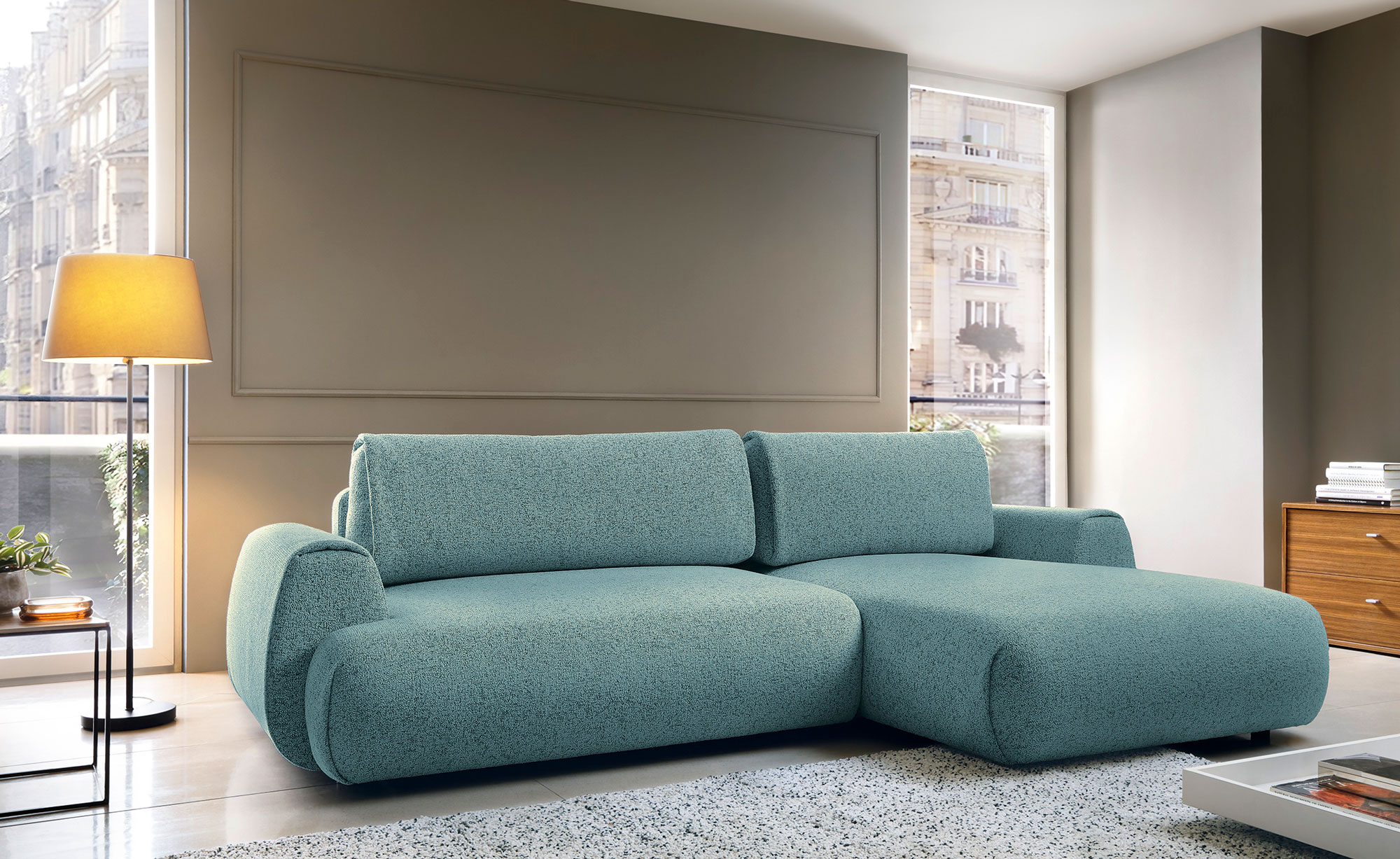 Wnętrze minimalistyczne z szaroniebieską kanapą narożną Mezzia 3X