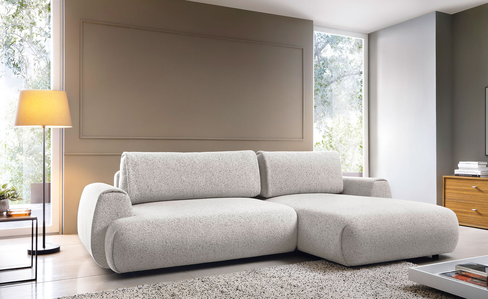 Aranżacja salonu z jasnoszarym narożnikiem rozkładanym Mezzia 3X