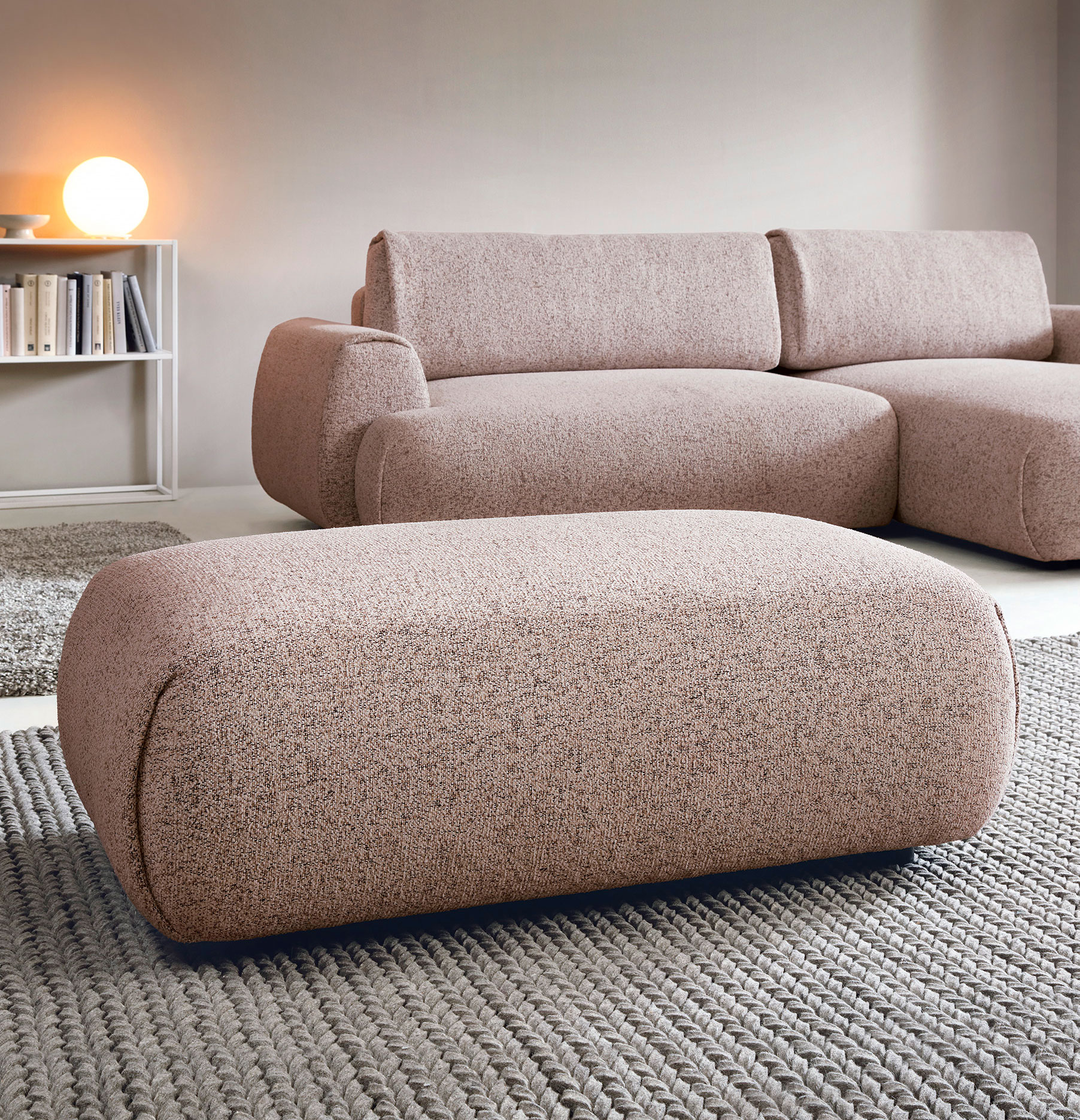 Wizualizacja melanżowej pufy Mezzia 4X oberżyna w nowoczesnym salonie