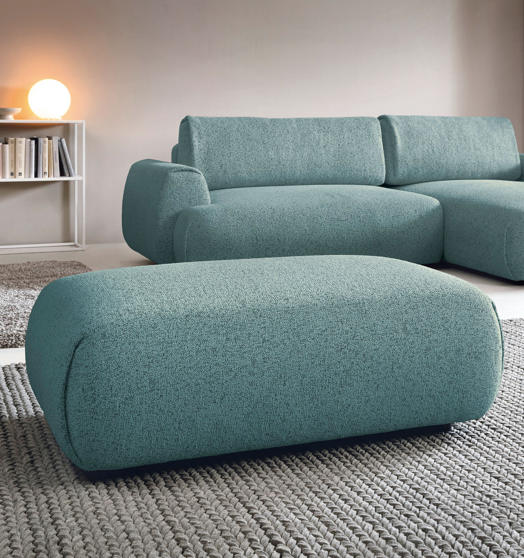 Przykładowa aranżacja z wykorzystaniem dużej szaroniebieskiej pufy Mezzia 4X