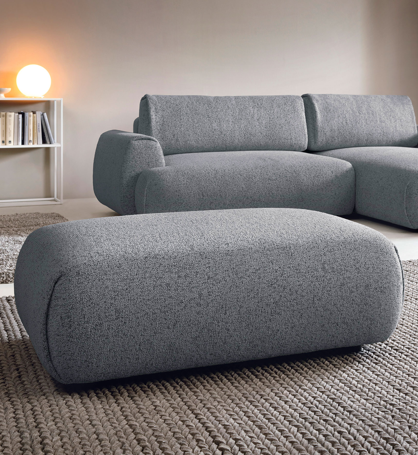 Popielata melanżowa pufa Mezzia 4X w nowoczesnym wnętrzu