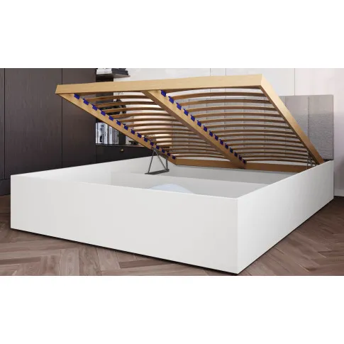 pojemnik w bialym lozku z zaglowkiem baranek berigi