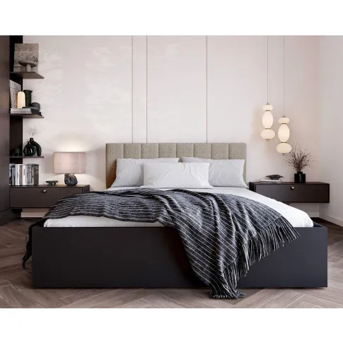 Sypialnia z wykorzystaniem czarnego łóżka Berigi 3X