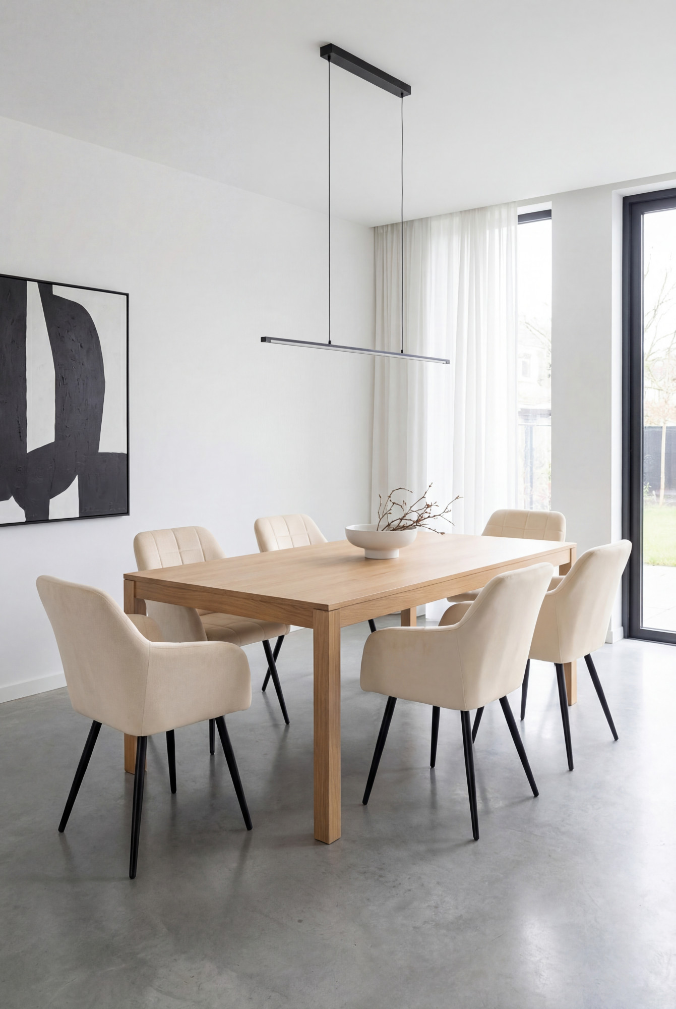 Aranżacja jadalni z beżowymi krzesłami Cormelis 4X