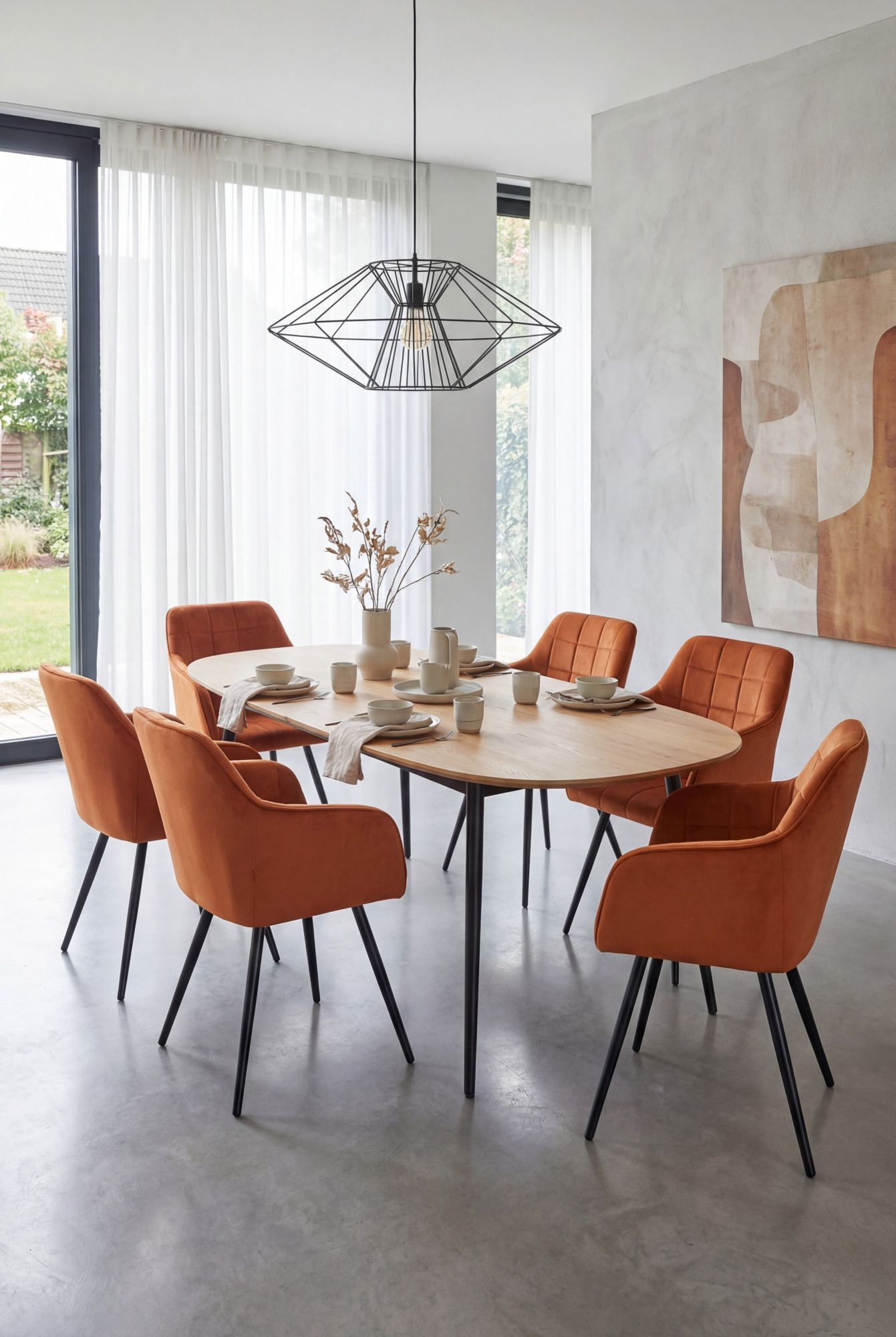 Aranżacja jadalni z pomarańczowymi krzesłami Cormelis 4X
