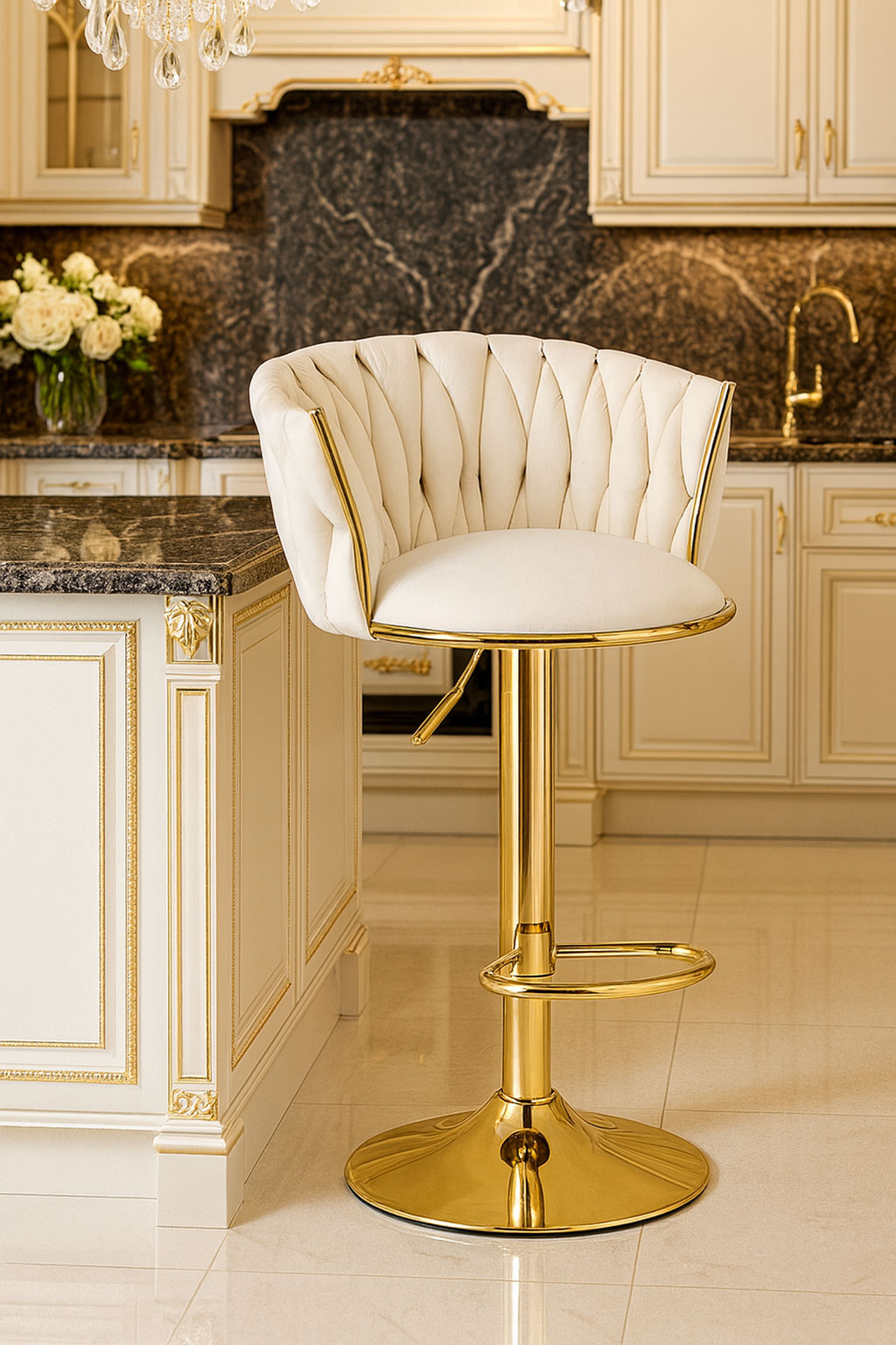 Wnętrze z wykorzystaniem beżowego hokera glamour Olseni