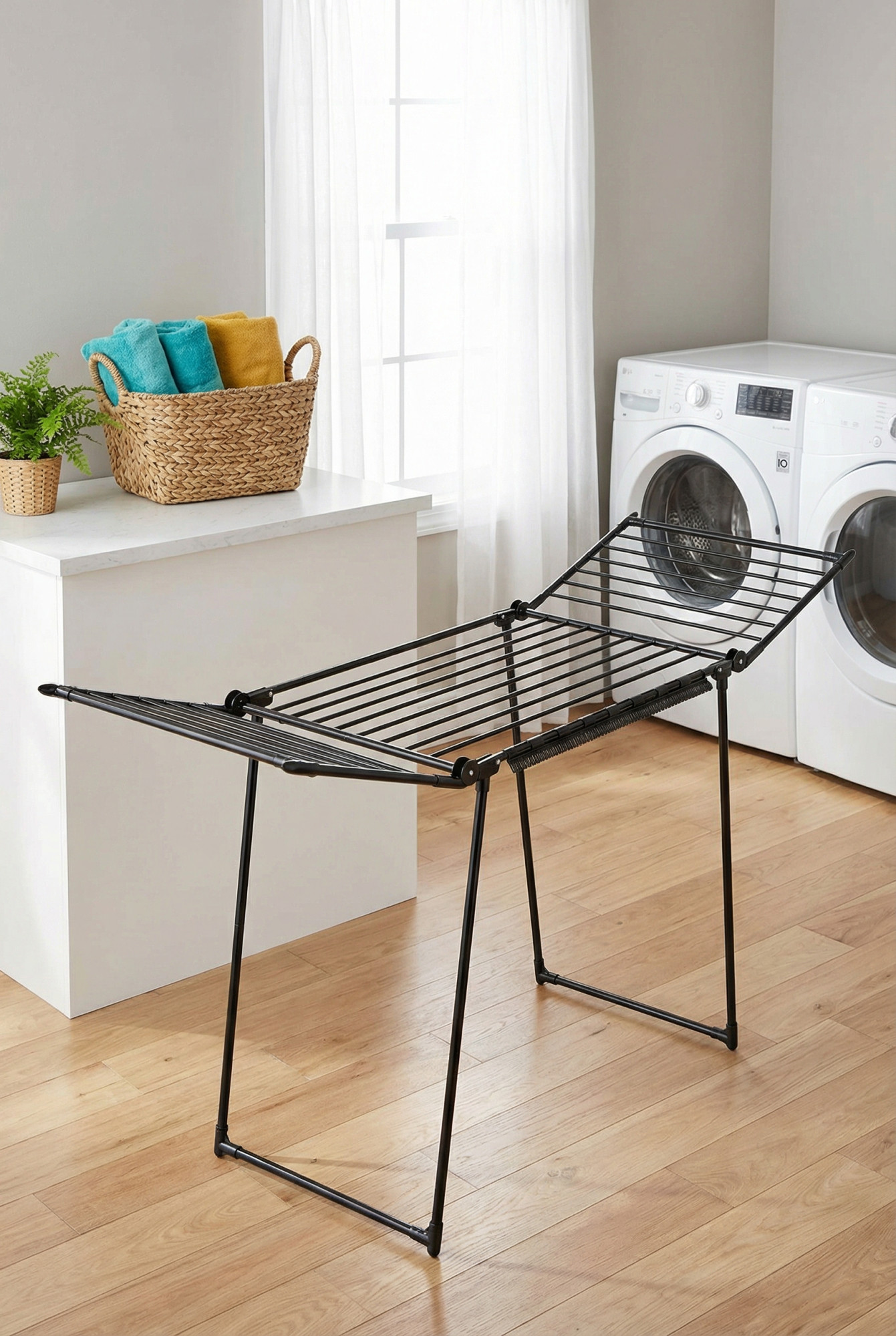 Wizualizacja suszarki czarnej do suszenia na pranie Pravio