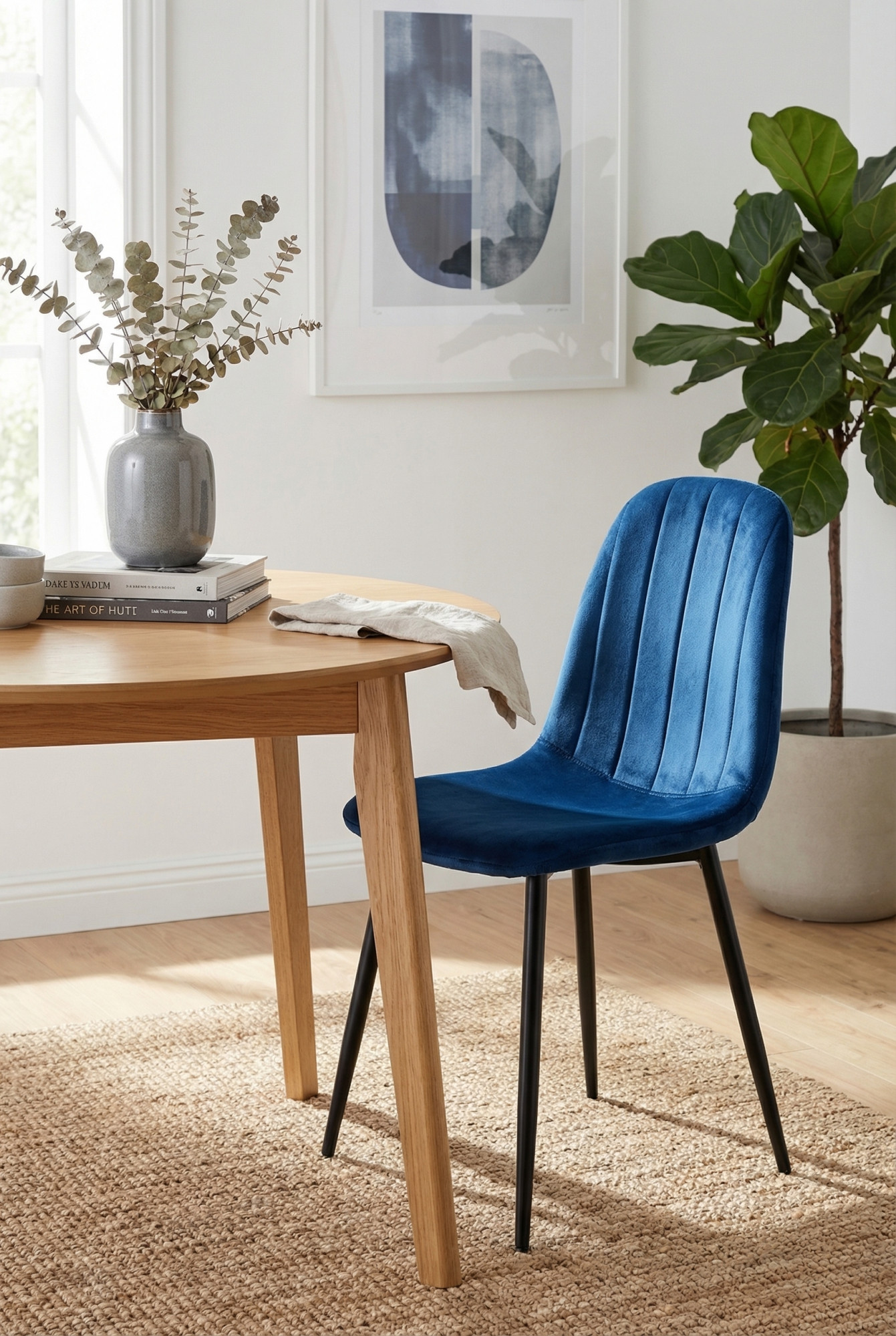 Granatwe tapicerowane krzesło Oret 3X w nowoczesnym wnętrzu