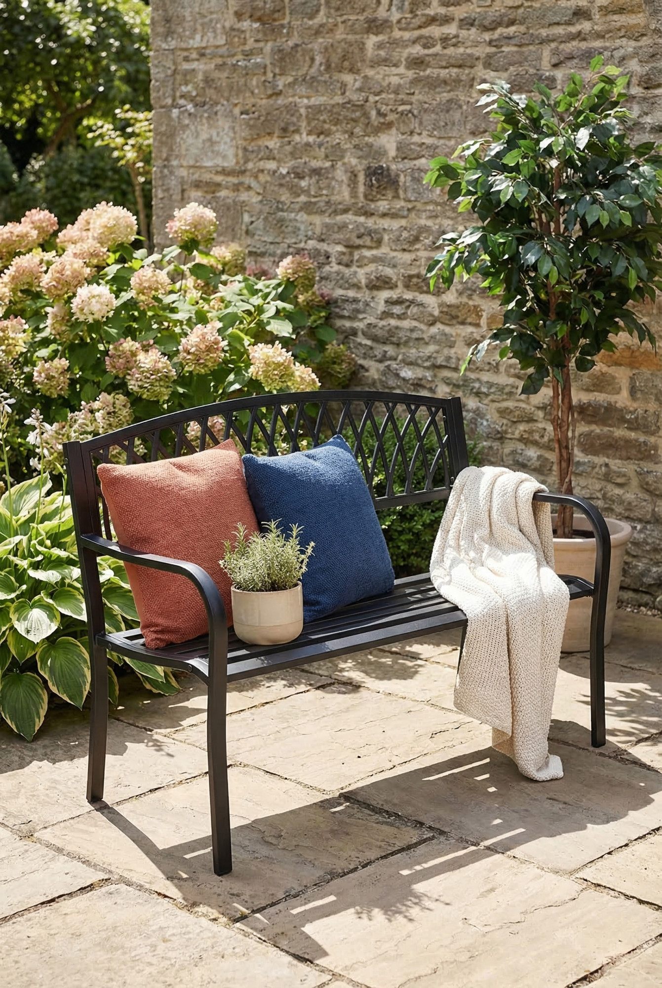 Ogród z wykorzystaniem czarnej ławki z oparciem Andizo 6X