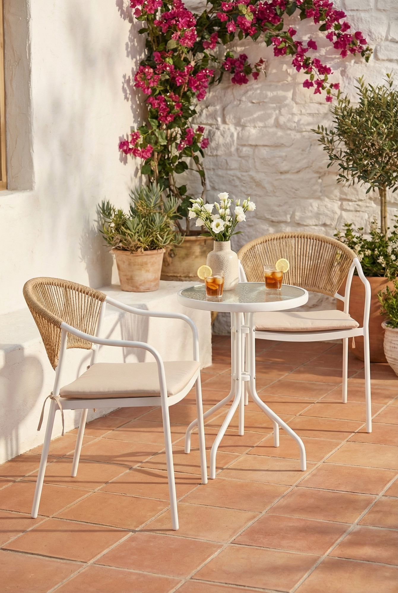 Aranżacja tarasu z wykorzystaniem białych mebli ogrodowych Uttis