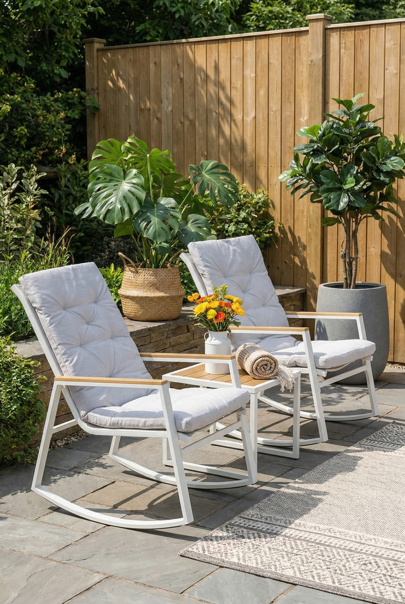 Przykładowa ogrodowa aranżacja z wykorzystaniem zestawu białych mebli Acynta