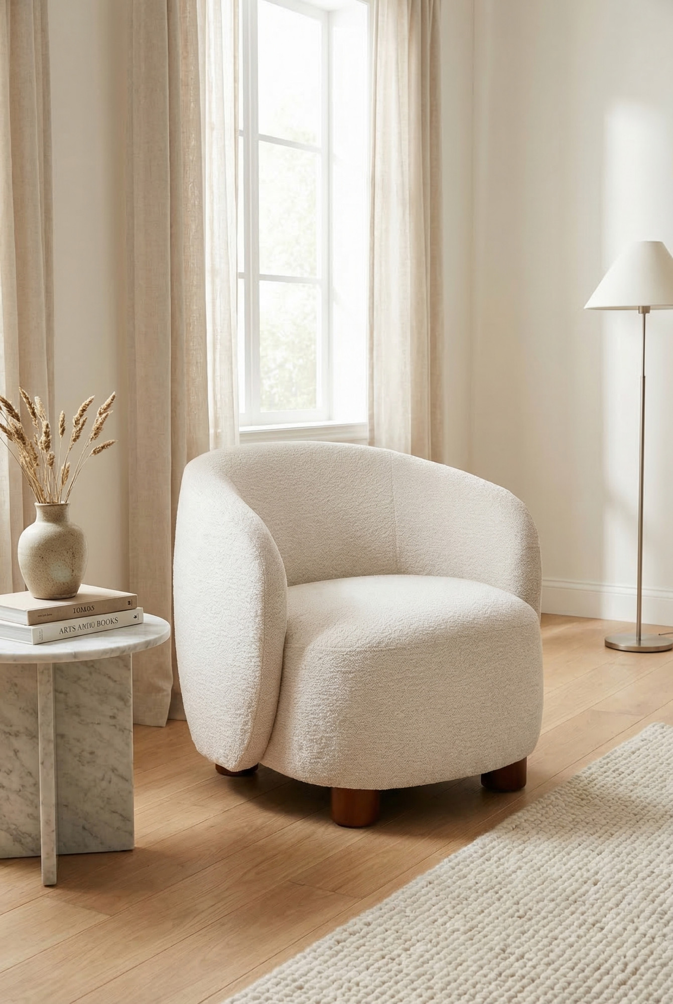 Aranżacja z wykorzystaniem beżowego fotela Tekidi w salonie