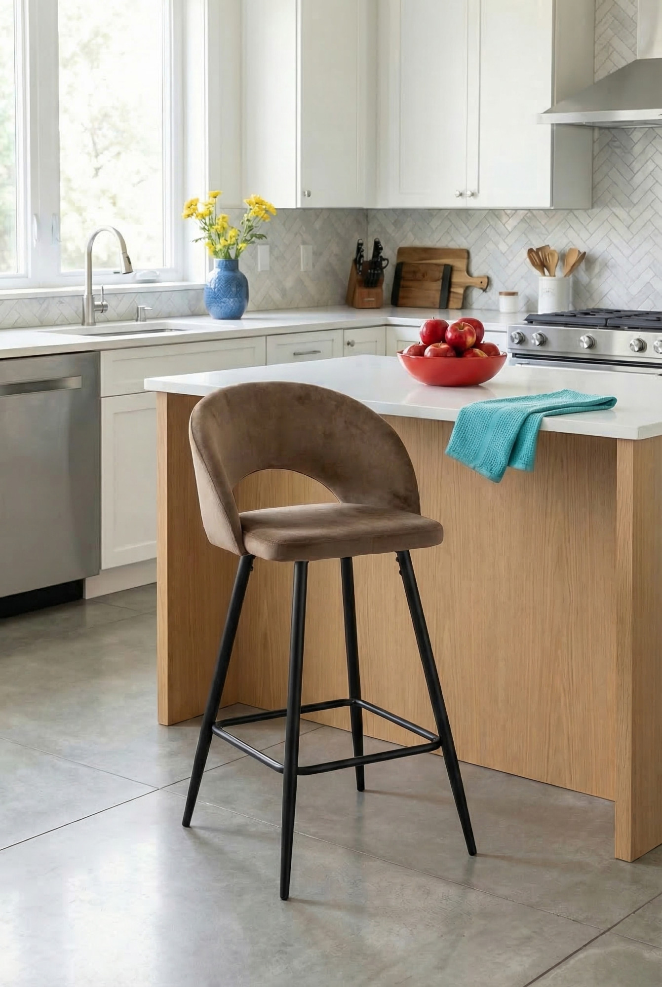 Nowoczesna kuchnia z beżowym hokerem welurowym Apuss