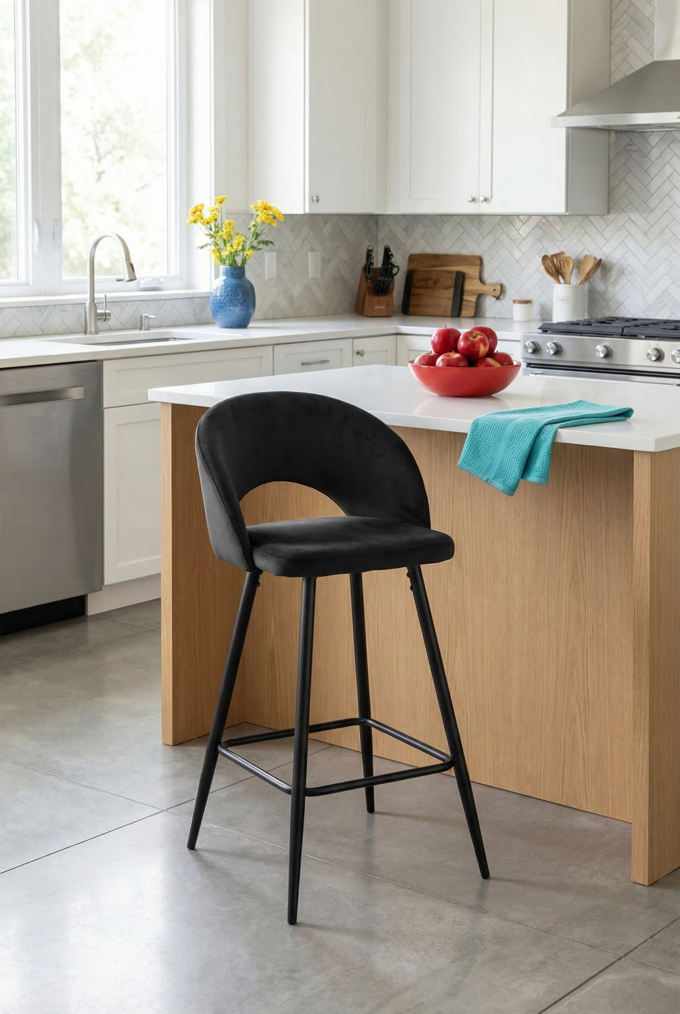 Kuchnia z czarnym hokerem welurowym z oparciem Apuss