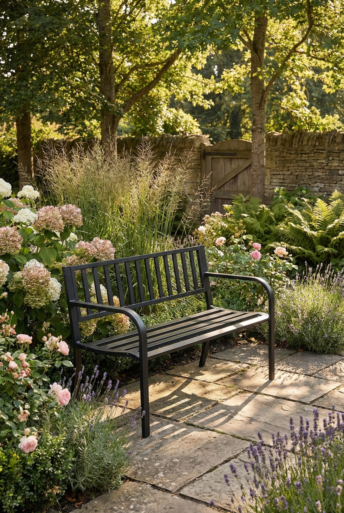 Ogród z wykorzystaniem czarnej ławki metalowej Andizo 7X