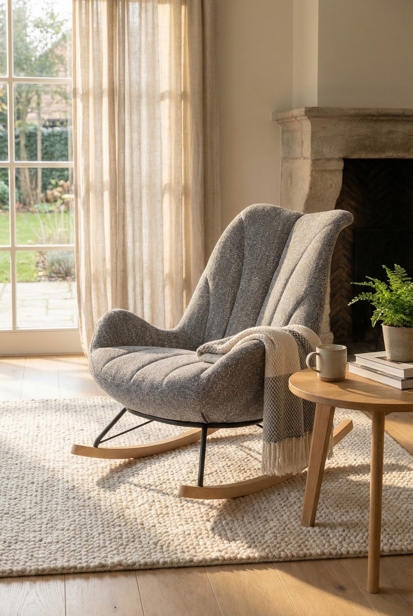 Przykładowa aranżacja z szarym miękkim fotelem bujanym Arezia