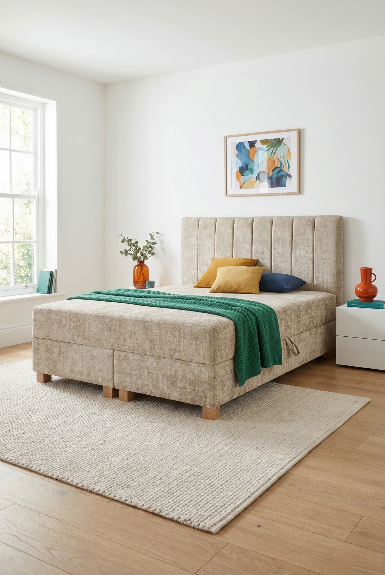 Sypialnia z wykorzystaniem beżowego łóżka z pojemnikiem i zagłówkiem Terioni