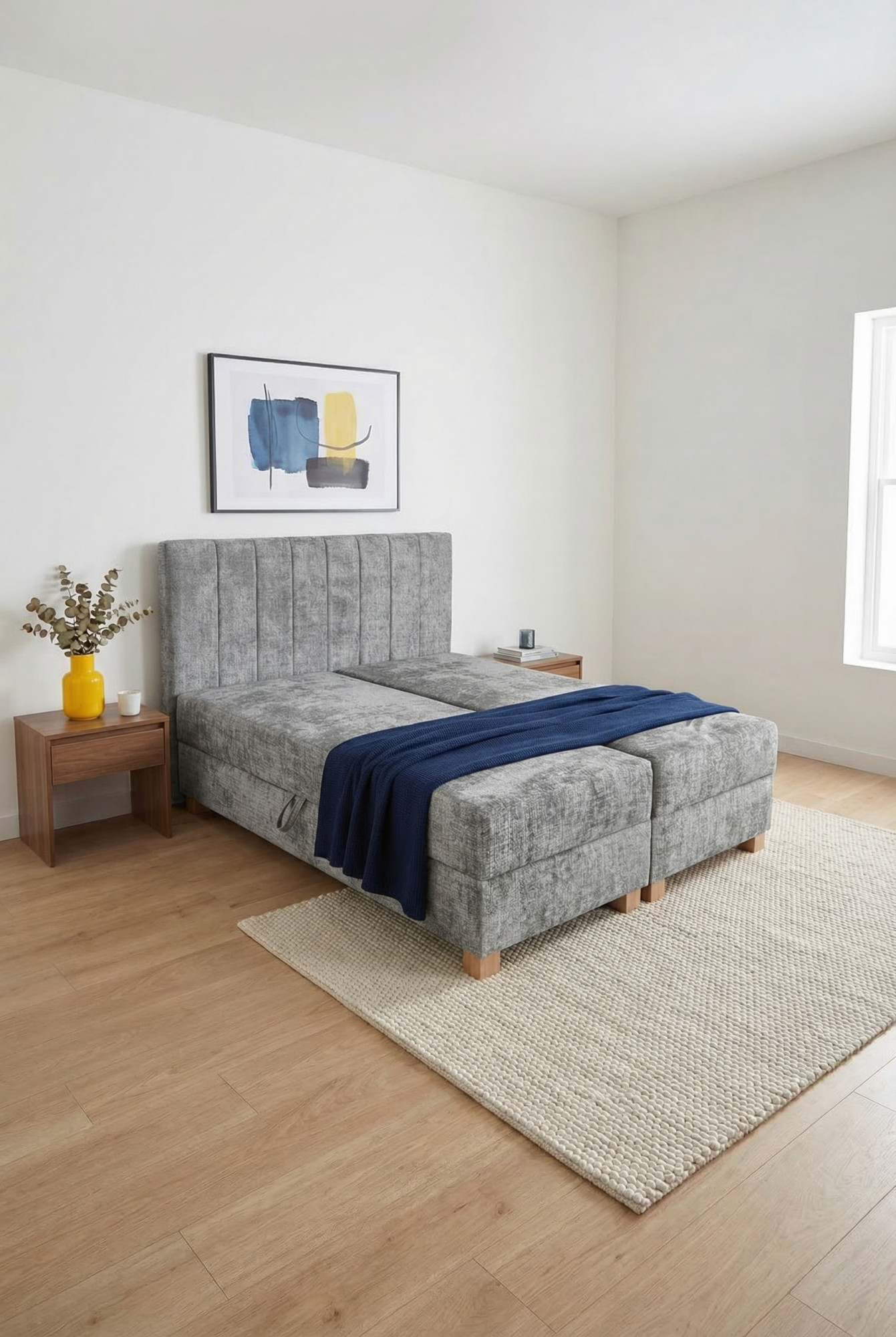 Przykładowa aranżacja sypialni z wykorzystaniem popielatego łóżka Terioni