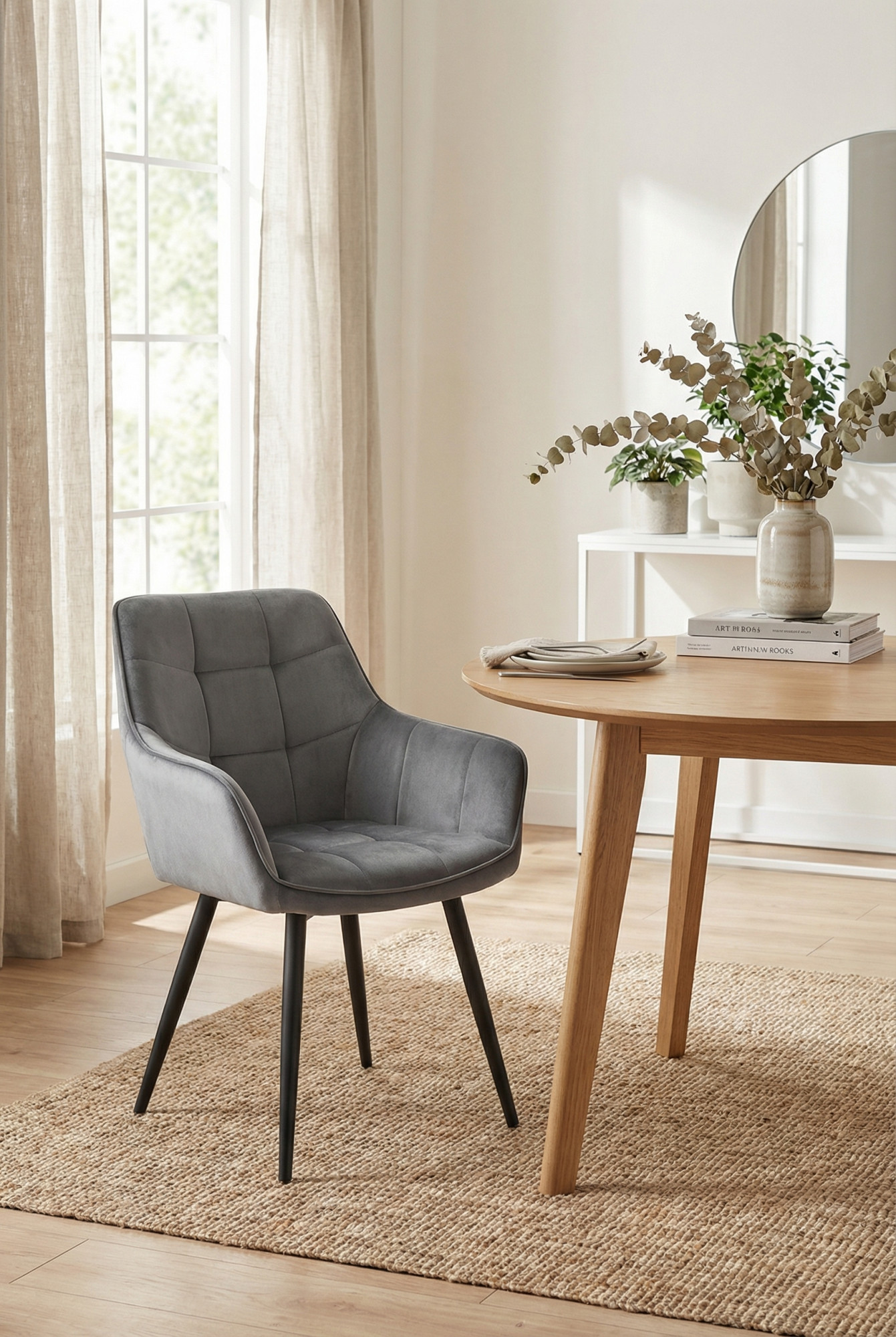 Aranżacja wnętrza z ciemnoszarym welurowym krzesłem Serimi