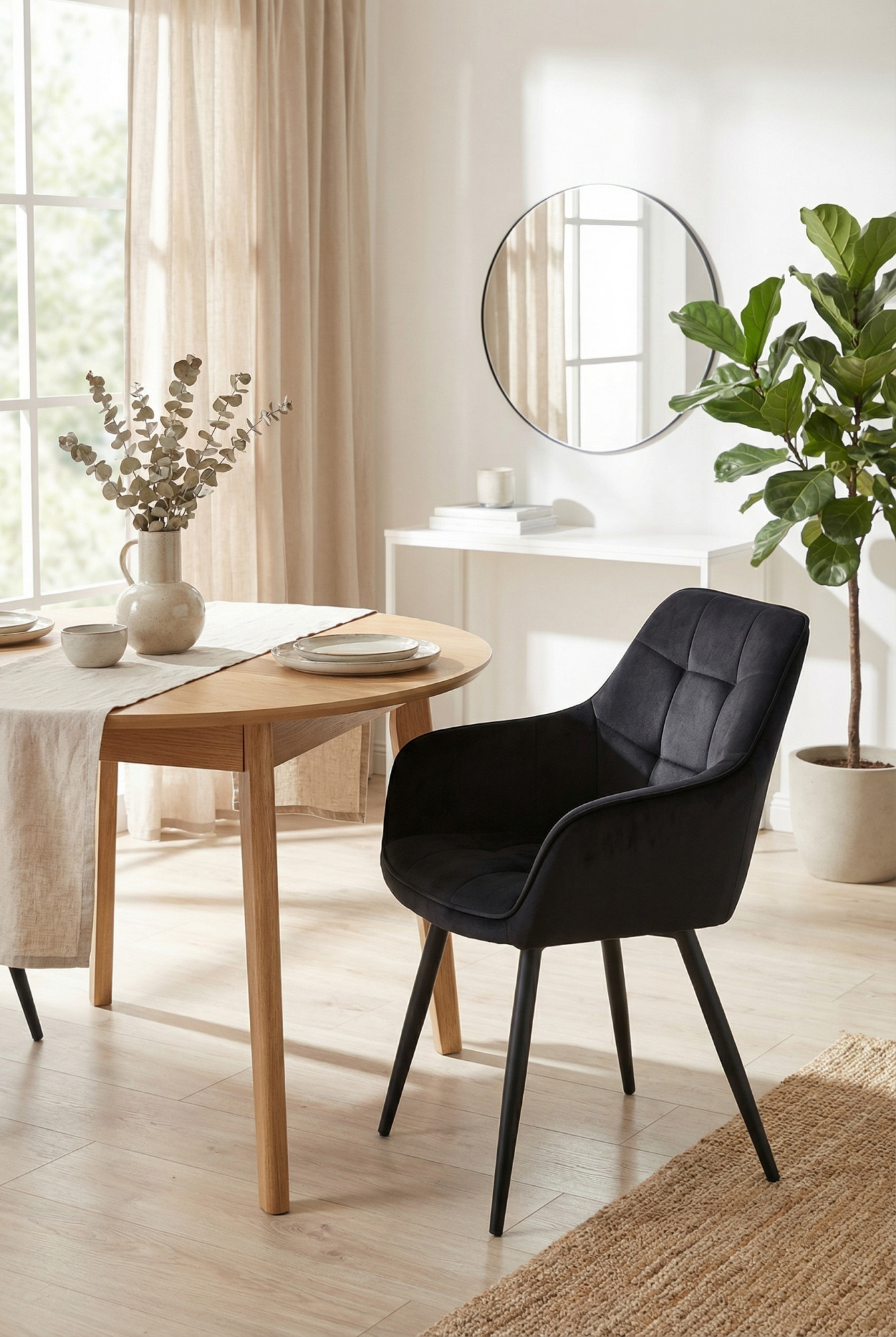 Aranżacja salonu z czarnym krzesłem pikowanym Serimi