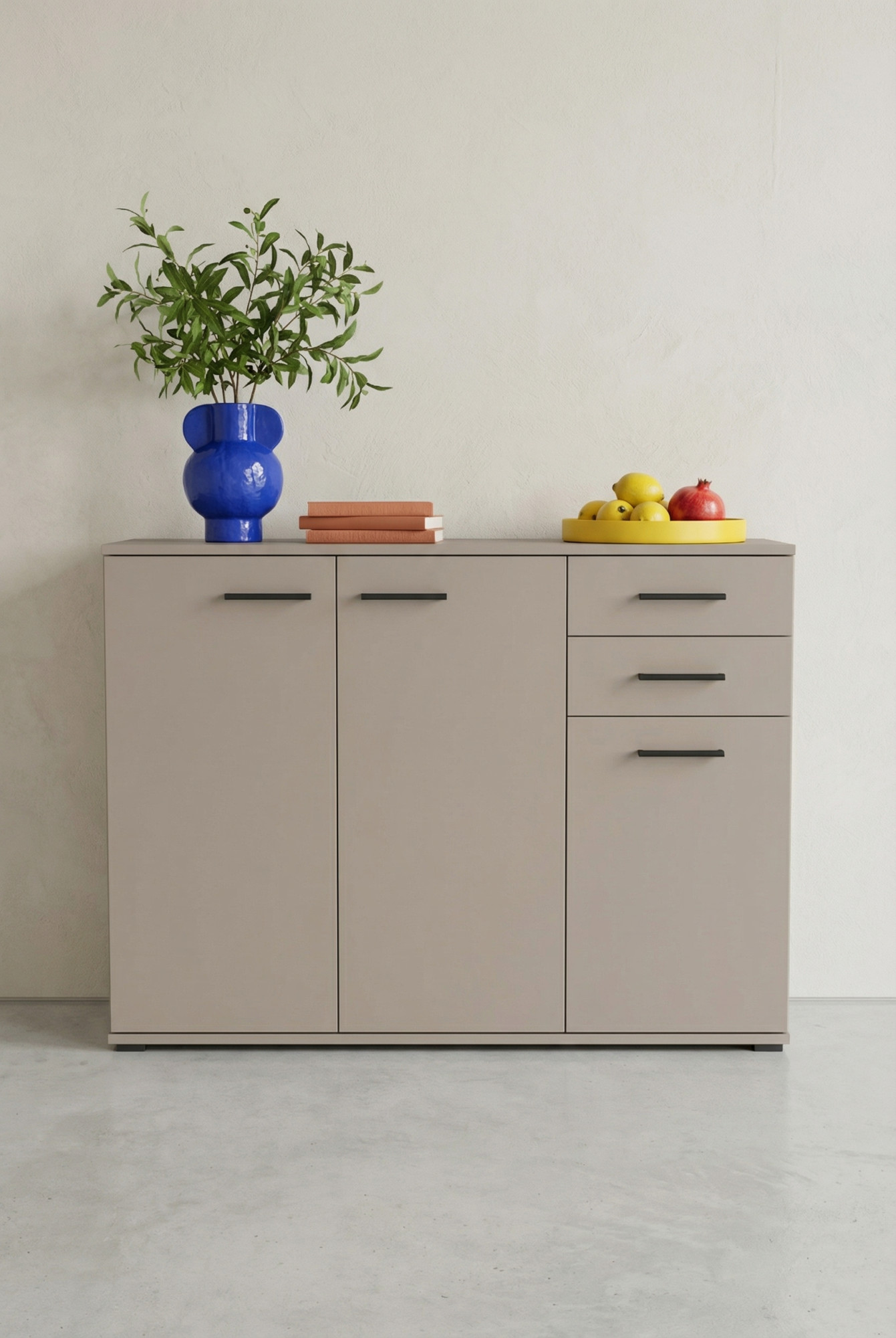 Wnętrze z wykorzystaniem komody w kolorze kaszmirowym Asendri 4X