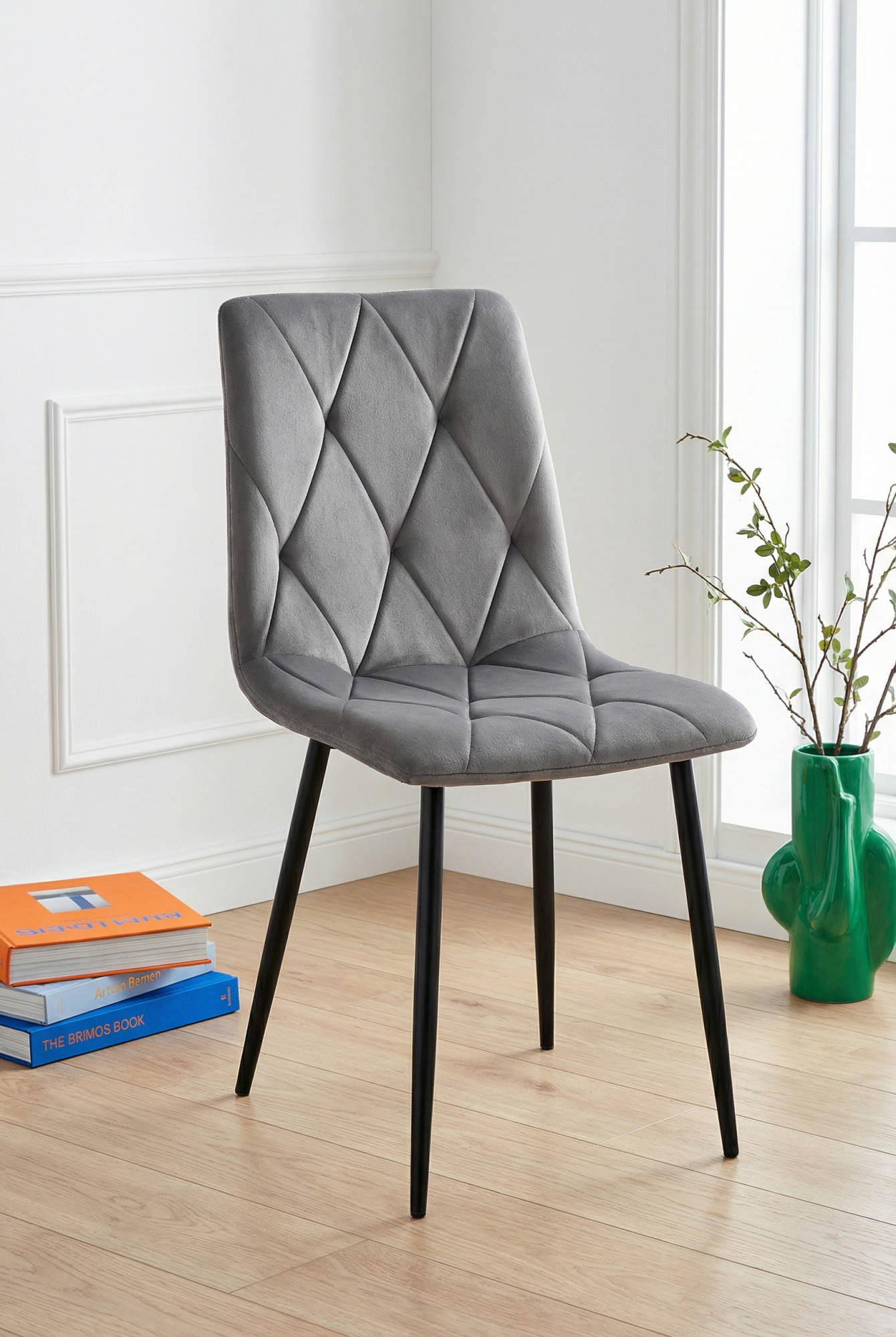 Wizualizacja wnętrza z ciemnoszarym krzesłem welurowym Rexon