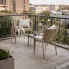 Balkon z wykorzystaniem beżowego krzesła Mitti