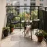 Balkon z plastikowym czarnym krzesłem tarasowym Mitti