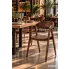 Ciepła restauracja industrialna z drewnianym krzesłem Erti