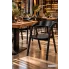 Loftowa restauracja z czarnym krzesłem Erti