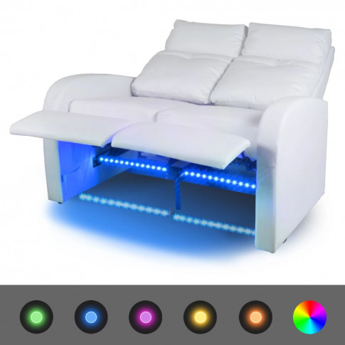 Niebieskie lampy LED znajdujące się pod odchylonymi podnóżkami foteli Blurry 2X