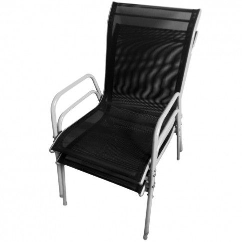 Sztaplowane krzesła z zestawu mebli ogrodowych Jennifer 3X