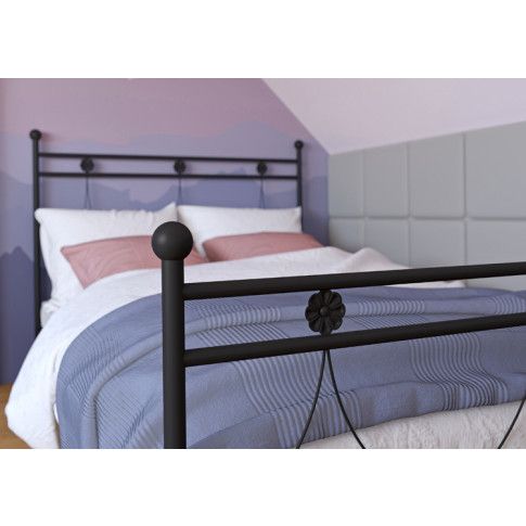 czarne pojedyncze łóżko metalowe rosette detal