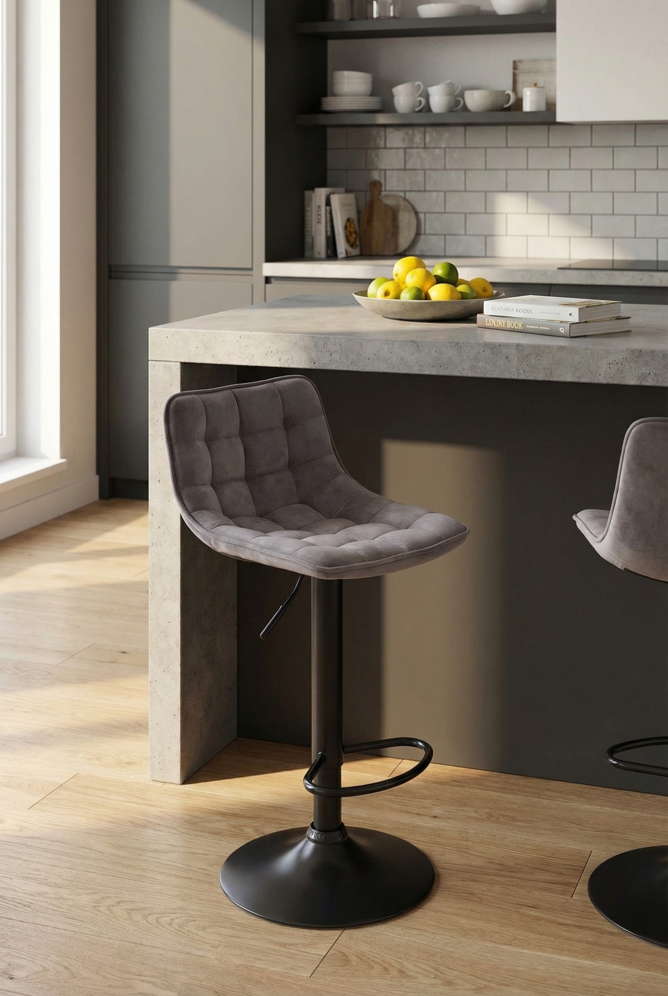 Aranżacja wnętrza z szarym hokerem z oparciem Justix