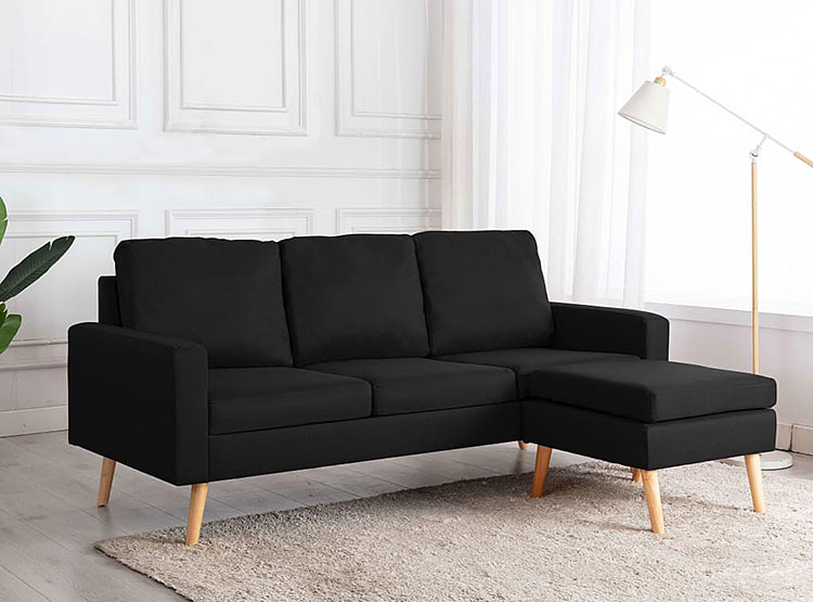 Czarna sofa z podnóżkiem Morivo 4Q