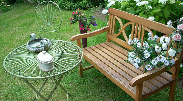 Metalowa ławka ze stolikiem w ogrodzie 